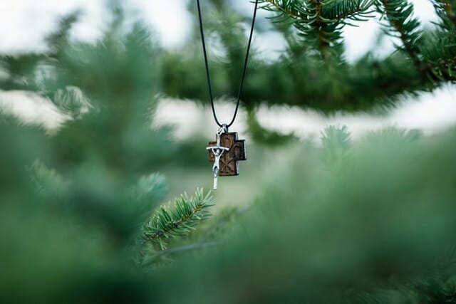 cruz en árbol