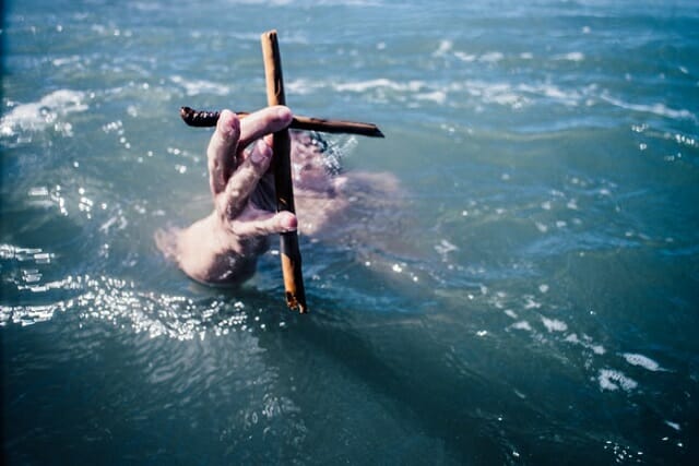 cruz en el agua